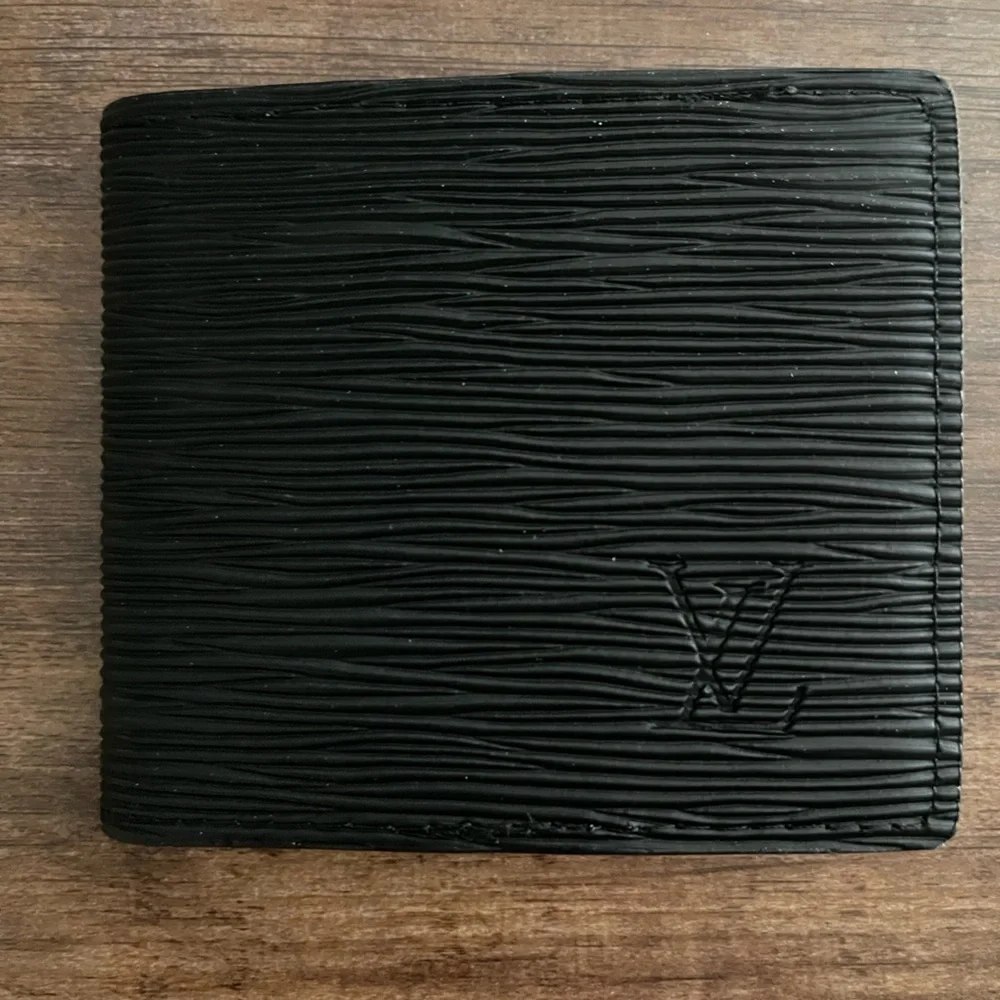 Black Bifold Textured Men's wallet comes with box and dust bag!